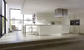 Einfarbig gehaltene, offene Küche mit Theke Zuordnung: Stil Moderne Küchen, Planungsart Offene Küche (Wohnküche)