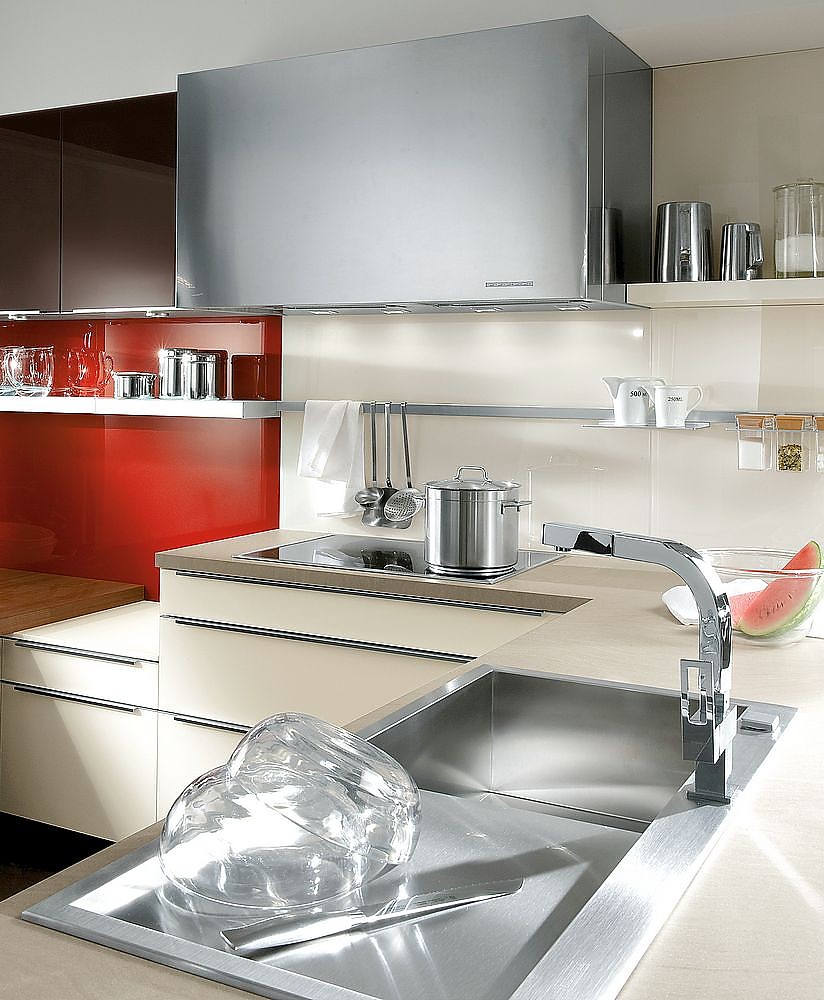 L-Form Küche mit Designspüle und Dunsthaube verkleidet mit Designglas in Sepiabraun