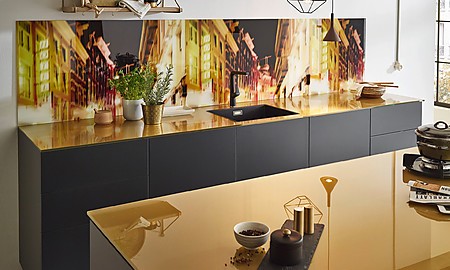 Glänzende Glasarbeitsplatte von Lechner im Gelbton Brass
