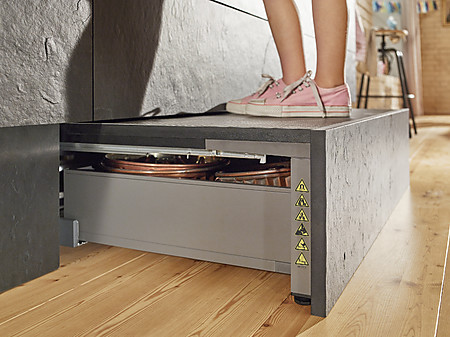 Der Sockeltritt SPACE STEP von Blum bietet sicheren Stand dank Arretierung.