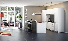 Moderne weiße Küche mit Insel und Sitzgelegenheit. Zuordnung: Stil Moderne Küchen, Planungsart Küche mit Küchen-Insel