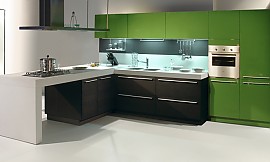 L-Küche mit dunklem Eichenholz und apfelgrünem Hochglanzlack Zuordnung: Stil Moderne Küchen, Planungsart L-Form-Küche