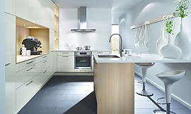 Moderne Küche mit Materialmix aus hellem Holz und glänzenden Fronten Zuordnung: Stil Moderne Küchen, Planungsart L-Form-Küche