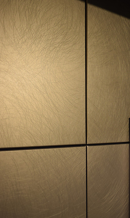 Metallfronten machen moderne Küchen zu einem Hingucker.
