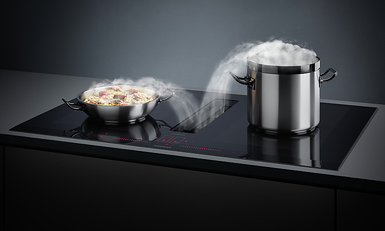 Das Beste aus den beiden Welten Kochen und Lüften vereint das Siemens inductionAir System, bestehend aus einem sensorgesteuerten Induktionskochfeld und einem integrierten Dunstabzug.