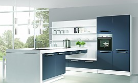Moderne zweifarbige Küche mit schwebendem Kochfeld, Wandregal und Theke Zuordnung: Stil Moderne Küchen, Planungsart L-Form-Küche