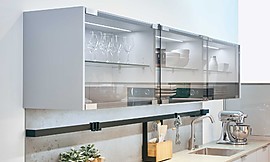 Hängeschränke mit leicht getönten Glas-Schiebetüren Zuordnung: Stil Design-Küchen, Planungsart Detail Küchenplanung