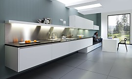 Moderne grifflose Küchenzeile. Zuordnung: Stil Klassische Küchen, Planungsart Küche mit Küchen-Insel