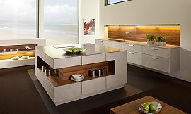 Modernes Küchenmodell mit Kücheninsel. Zuordnung: Stil Klassische Küchen, Planungsart Küche mit Sitzgelegenheit