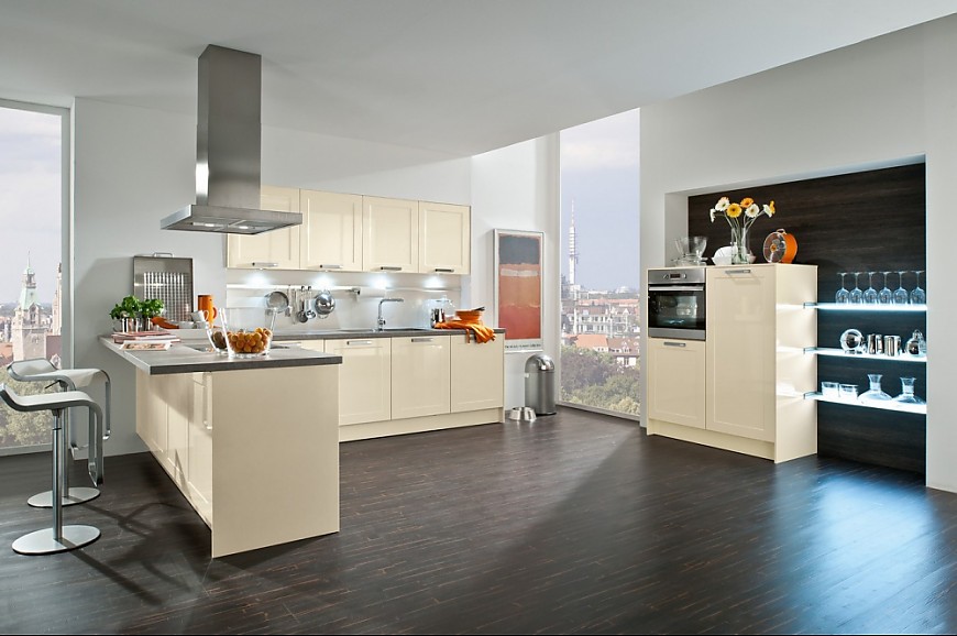 Moderne Küche in L-Form mit glänzenden Rahmenfronten und Sitzgelegenheit