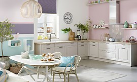 Der moderne Landhausstil wird in dieser weißen Küche mit Holzarbeitsplatte im angesagten Shabby Chic interpretiert. Zuordnung: Stil Landhausküchen, Planungsart U-Form-Küche