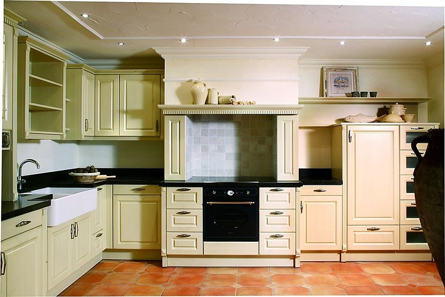 L-Form Küche Provence handgewischt mit Strichlack, Türen mit Rahmenprofil, stilisierter Kamin (Eggersmann)
