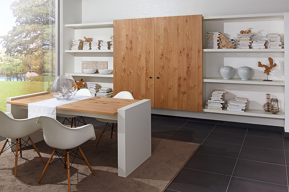 Moderner Essbereich mit Holzelementen in Asteiche. Zuordnung: Stil Klassische Küchen, Planungsart Innenausstattung der Küche