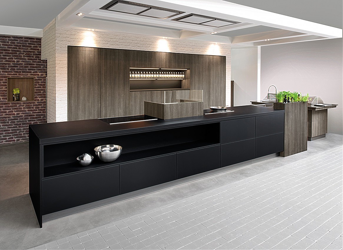 Edle küche mit fronten in schwarzem designglas