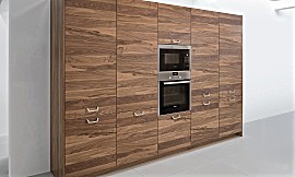 Geräteschrank mit edler Walnussholz-Front und ausreichend Stauraum Zuordnung: Stil Design-Küchen, Planungsart Detail Küchenplanung