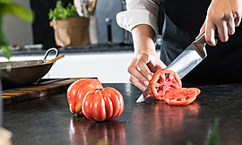 Die Küchenarbeitsplatte aus Naturstein überzeugt mit edler Optik im Leather Look. Zuordnung: Stil Moderne Küchen, Planungsart Detail Küchenplanung