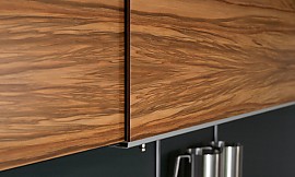 Schranksystem mit Schiebetüren in Holzfurnier Zuordnung: Stil Design-Küchen, Planungsart Offene Küche (Wohnküche)