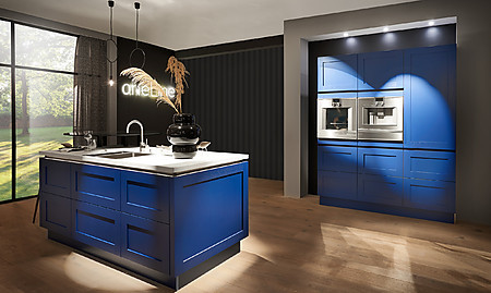 Blaue Landhausküche mit grifflosen Rahmenfronten