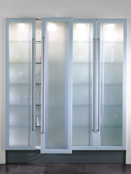 Ein Beispiel für einen Glashochschrank, hier mit Schwenktüren.