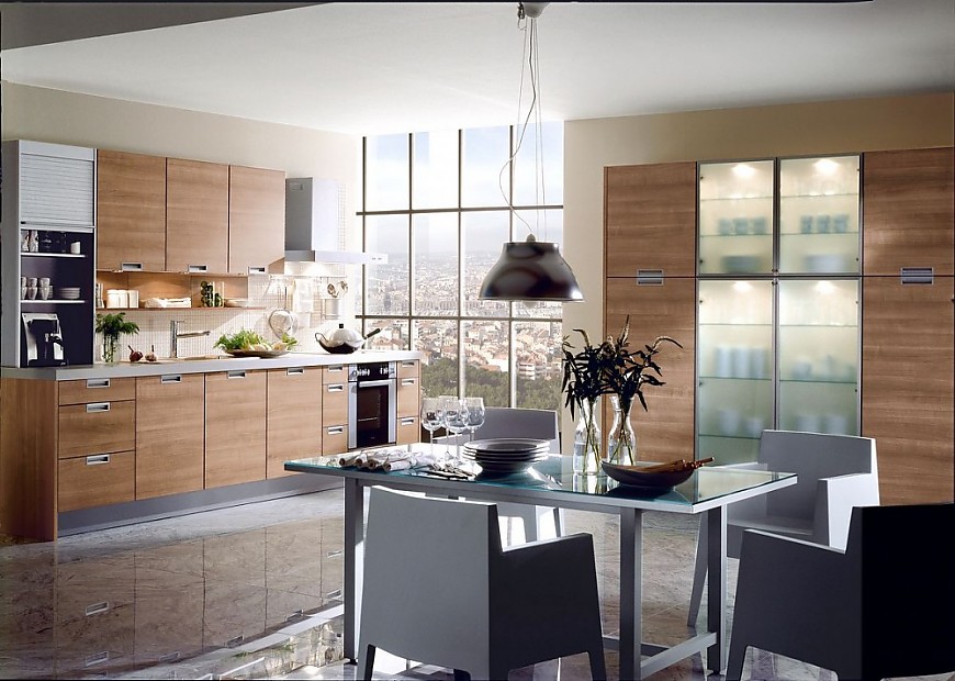 Küchenzeile und Hochschränke in hellem Holz mit Milchglastüren und Details aus Edelstahl