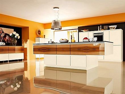 Küche mit Glasfront im Holzdesign