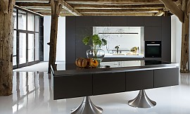 Frei im Raum und doch in sich geschlossen: Mit dieser Küche zeigt STARCK BY WARENDORF, wie perfekt Design und Funktionalität harmonieren können. Zuordnung: Stil Design-Küchen, Planungsart Detail Küchenplanung