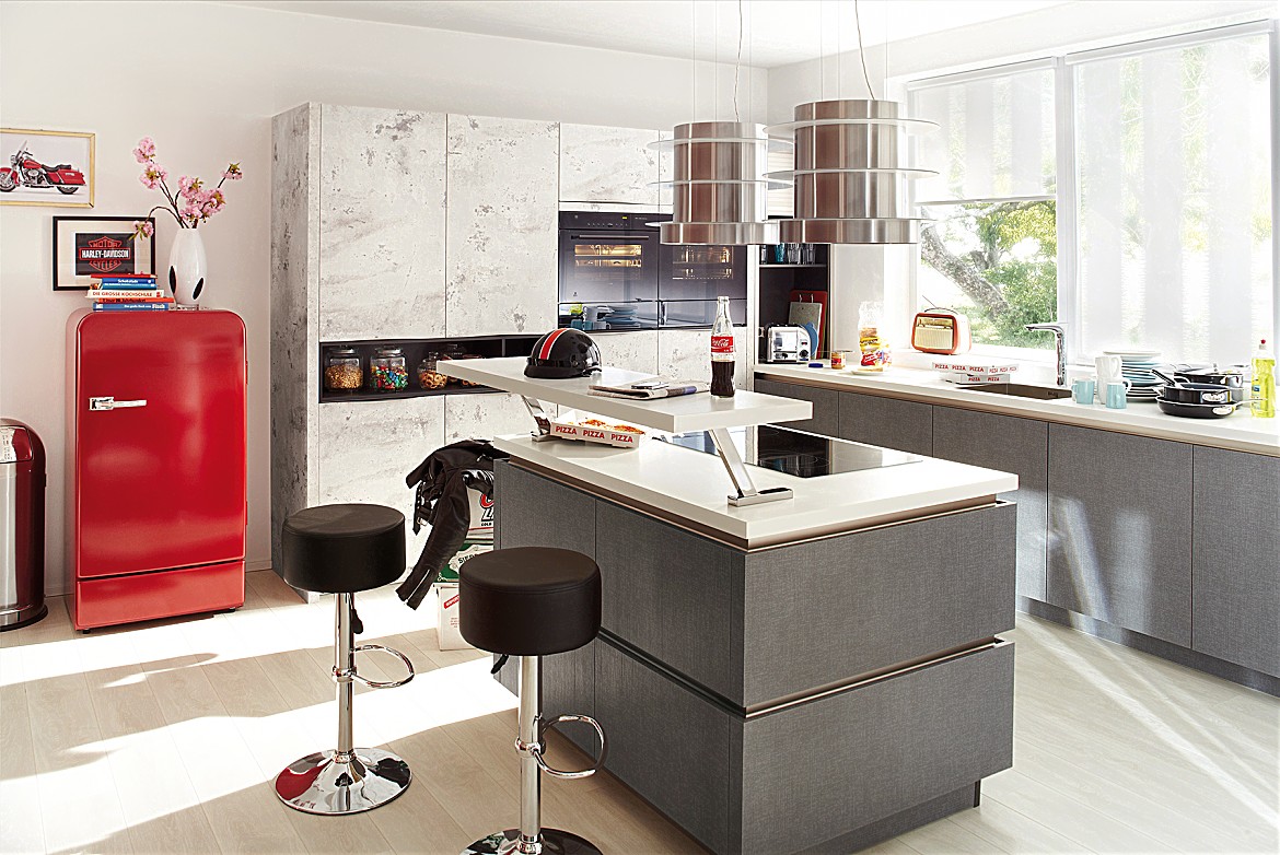 Edle küche mit fronten in schwarzem designglas