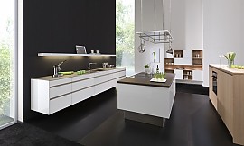 Exklusive Inselküche in Weiß. Zuordnung: Stil Moderne Küchen, Planungsart Küche mit Küchen-Insel
