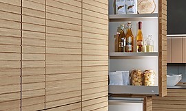Hochschrank mit Eichenholzfront und praktischen Stauraumschränken Zuordnung: Stil Design-Küchen, Planungsart Innenausstattung der Küche