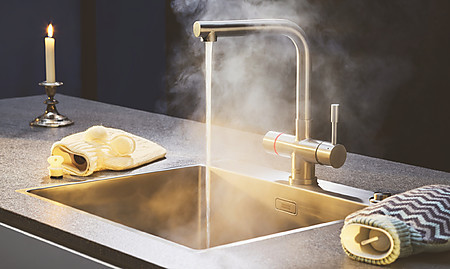 Die Heißwasserarmatur von Franke spendet kochend heißes Wasser