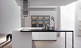Diese moderne Kücheninsel mit Theke stammt von Dada. Zuordnung: Stil Design-Küchen, Planungsart Küche mit Sitzgelegenheit