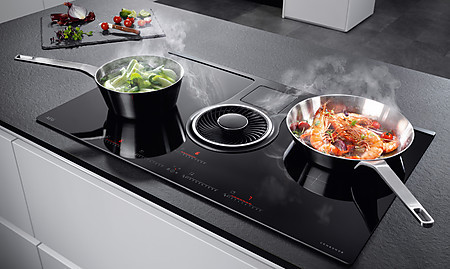 Das Kochfeld von AEG saugt den Wrasen über ein rundes Downdraft-System ab