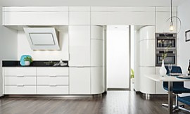 Die abgerundeten Hochschränke fallen bei dieser designorientierten, weißen Hochglanzküche sofort ins Auge und machen sie zu einem individuellen Küchentraum. Zuordnung: Stil Design-Küchen, Planungsart Küchenzeile