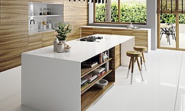Diese moderne Inselküche mit hochglänzend weißer Silestone-Arbeitsplatte in „Iconic White“ bietet ausreichend Stauraum und ist mit einer Theke ausgestattet. Zuordnung: Stil Klassische Küchen, Planungsart Detail Küchenplanung