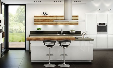 Auch ein Holzdekor kann problemlos auf die Glasfronten der Küche aufgedruckt werden.