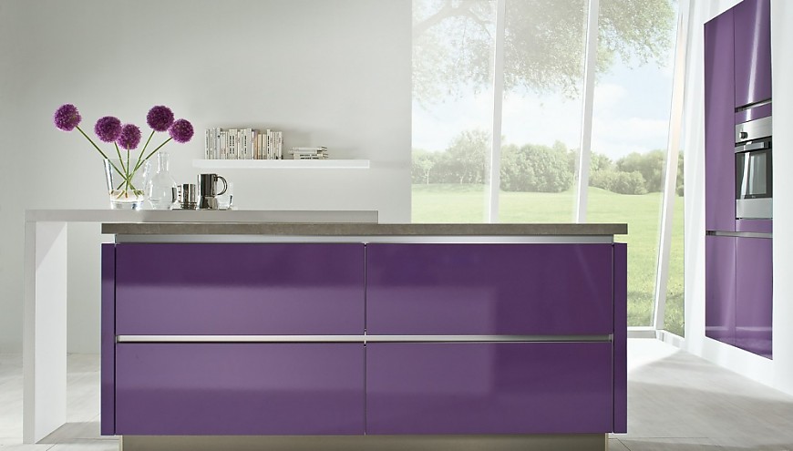 Moderne Inselküche in Violett