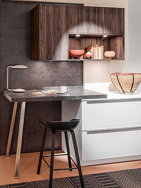 Kleiner Home-Office Arbeitsplatz mit aufgesetzter Arbeitsplatte