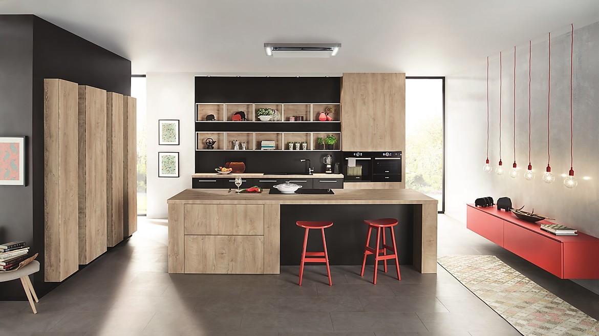 Holz, schwarz und rot: moderne inselküche