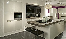 Einfarbige Inselküche in modernem Stil und in die Wand eingesetzten Schränken Zuordnung: Stil Moderne Küchen, Planungsart Küche mit Küchen-Insel