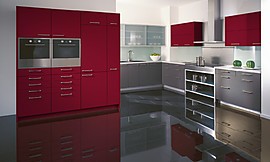 Geräumige L-Küche mit separatem Gerätehochschrank in Weinrot Zuordnung: Stil Klassische Küchen, Planungsart U-Form-Küche