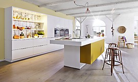 Die grifflose Hochglanzküche in ihrer schönsten Form punktet hier planerisch mit viel Stauraum dank übergroßen Auszügen und Hochschränken. Das auf die Unterschränke aufgesetzte, riesige Regalelement ebenso wie die eingesetzten Schränke in auffälligem Gelb hauchen der weißen Küche Leben ein. Zuordnung: Stil Moderne Küchen, Planungsart Offene Küche (Wohnküche)