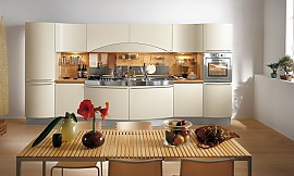 Moderne, teilweise grifflose Küchenzeile mit Einsatz aus Metall Zuordnung: Stil Moderne Küchen, Planungsart Küchenzeile