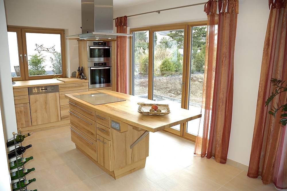 Naturholz inselküche aus hellem holz mit esstisch