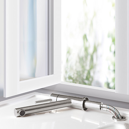 Die Vorfenster-Armatur wird zum Öffnen des Fensters zur Seite gelegt.