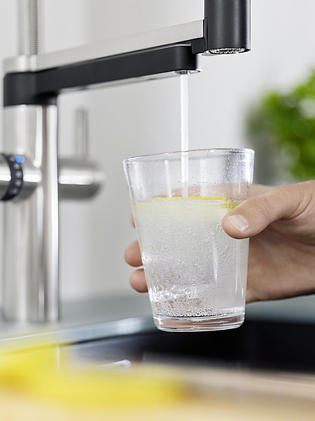 Die BLANCO Soda-Armatur stellt kaltes Wasser mit Kohlensäure bereit