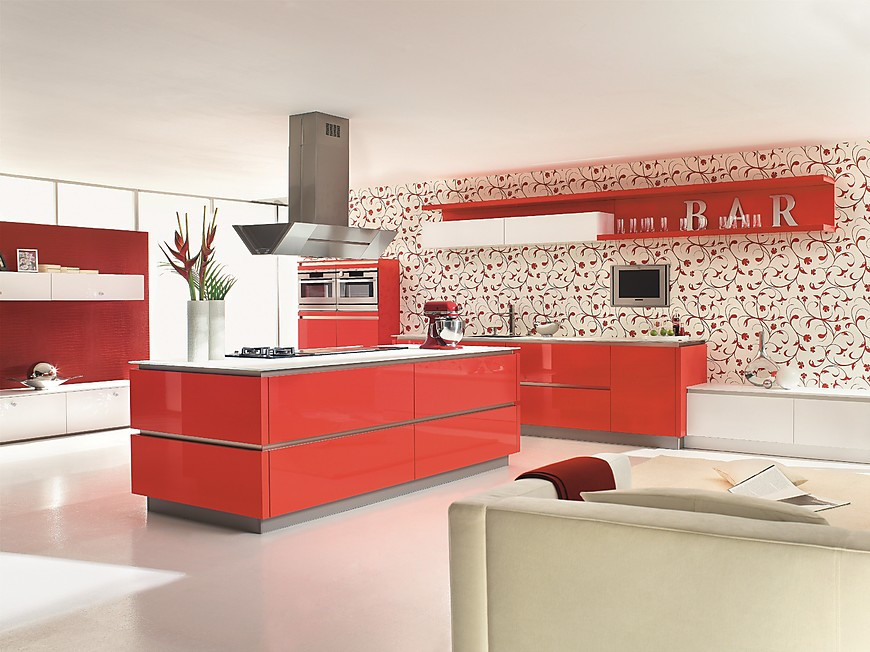 Rote Küche mit grifflosen Hochglanzfronten (Ballerina-Küchen)