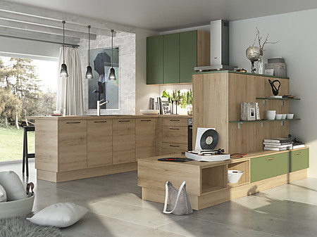 Küche mit grünen Küchenfronten kombiniert mit Holz