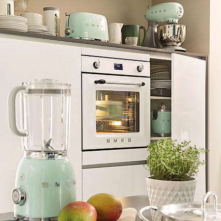 Farbige Küchenmaschine und Mixer, Toaster und Pastellgrün