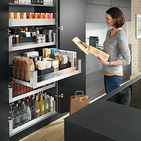 Ein Hochschrank mit Vollauszügen stellt eine praktische Stauraumlösung dar.