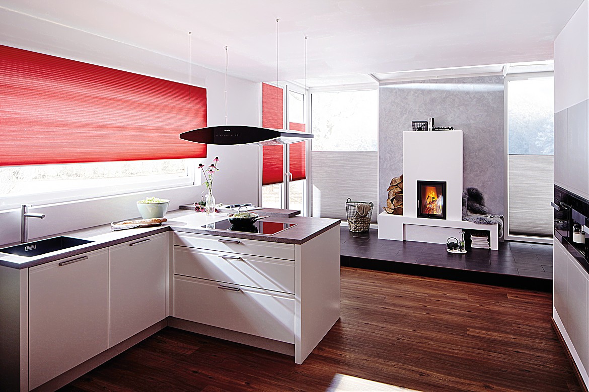 Kleine Küche mit Wow-Effekt: Die hochglänzend weiß lackierte L-Küche hat alles, was man sich von einer Traumküche erhofft. Zuordnung: Stil Moderne Küchen, Planungsart L-Form-Küche